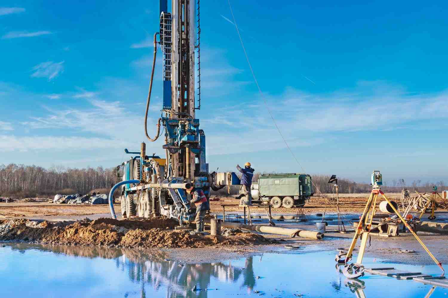 closeup-carbased-drilling-rig-construction-site-drilling-deep-wells-mining-working-process-drilling-well